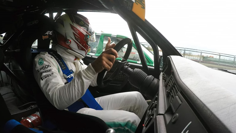 Ο Hamilton τα βάζει με το αφεντικό του!